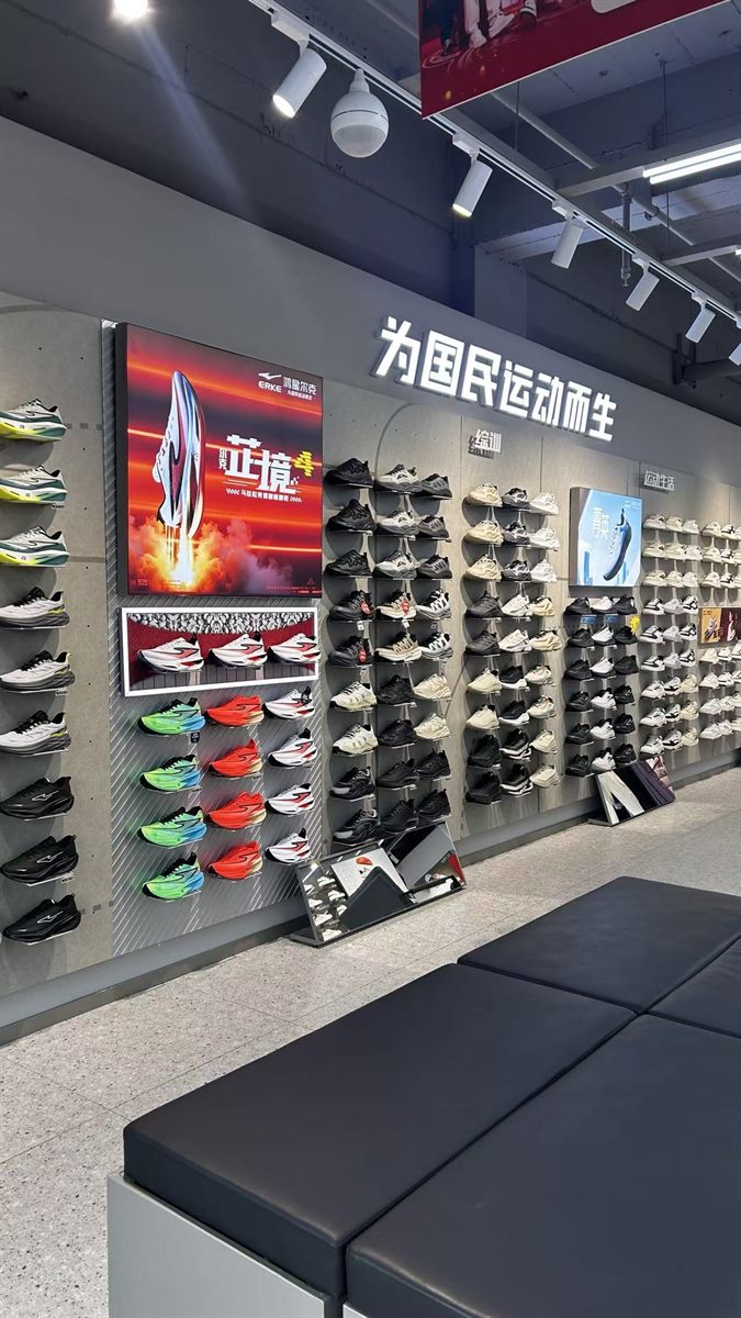鸿星尔克店内陈列场景
